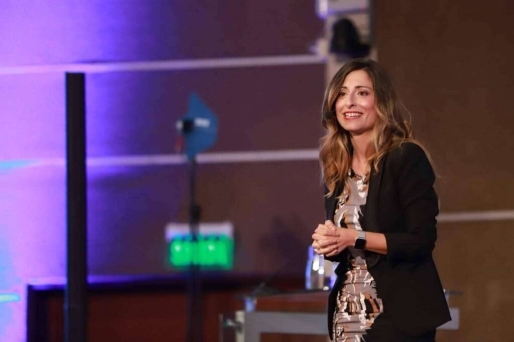 Mónica exponiendo su método