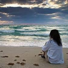 Chica mirando al mar