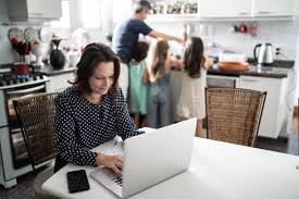 Mujer creando contenido digital desde casa como modelo de ingreso pasivo