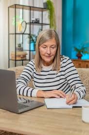Mujer adulta aprendiendo online