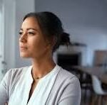 mujer pensando ante una decision