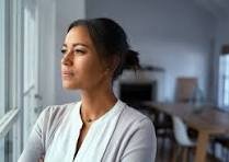 mujer pensando ante una decision