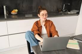 persona aprendiendo cómo generar ingresos extra mientras trabajas en su tiempo libre.
