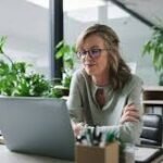 Mujer de más de 40 años trabajando en su proyecto digital desde casa