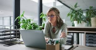 Mujer de más de 40 años trabajando en su proyecto digital desde casa