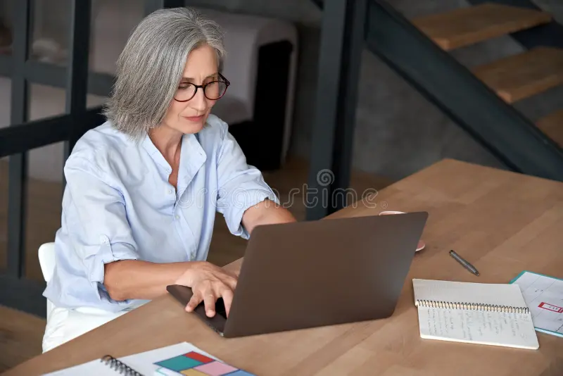 mujer madura ante un portatil