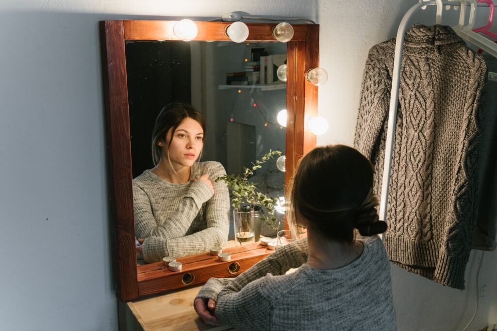 mujer reflexionando mirandose frente al espejo
