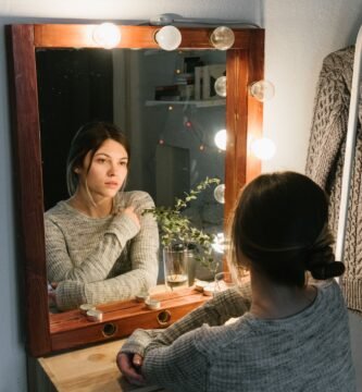 mujer reflexionando mirandose frente al espejo