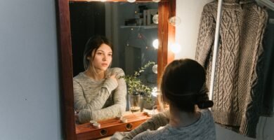 mujer reflexionando mirandose frente al espejo