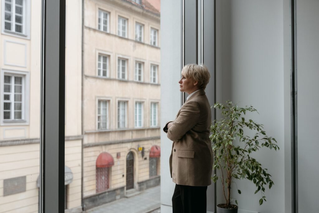 mujer +40 años pensando