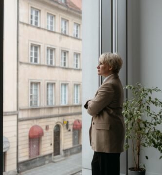 mujer +40 años pensando