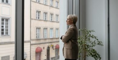 mujer +40 años pensando