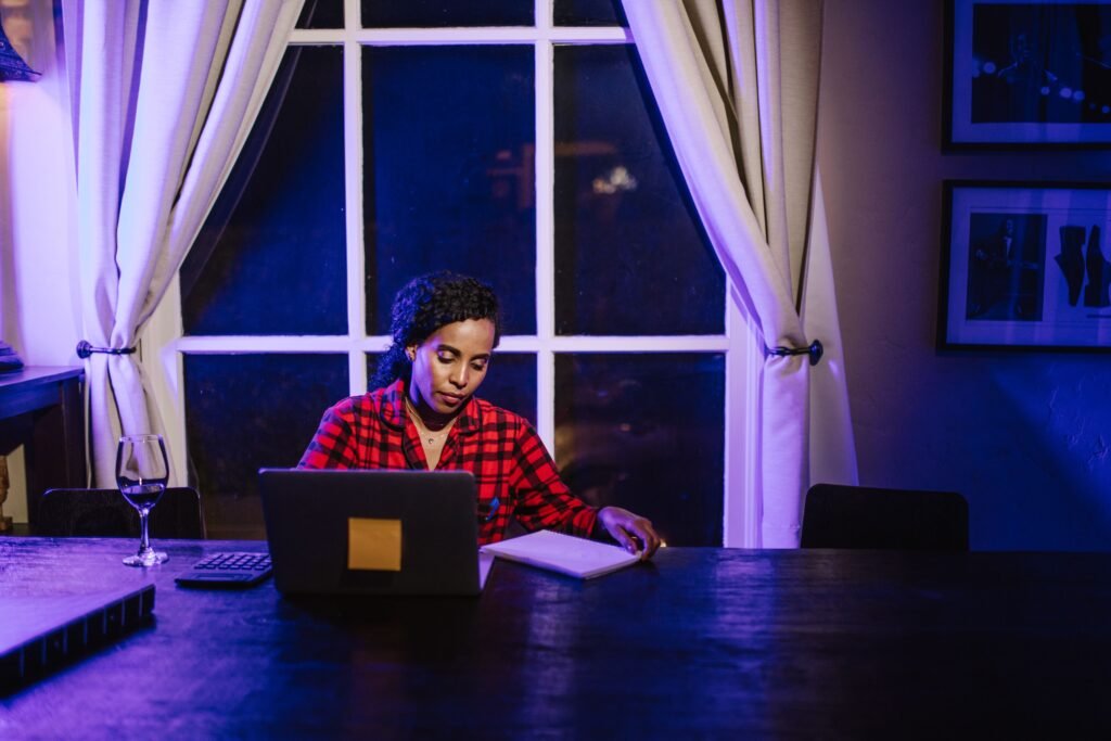 mujer trabajando de noche para cambiar de trabajo