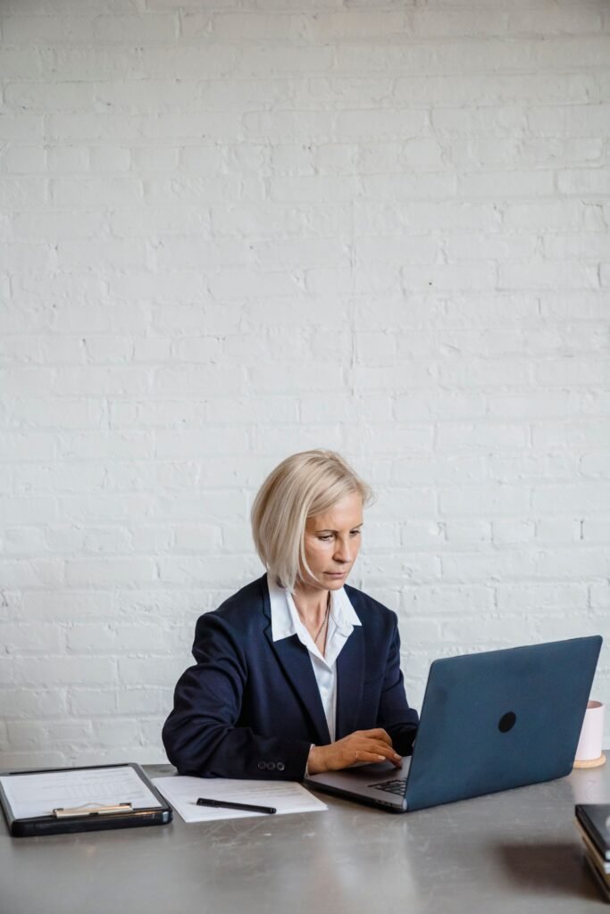 Mujer + 40 años trabajando online