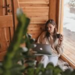 Mujer trabajando tranquilamente