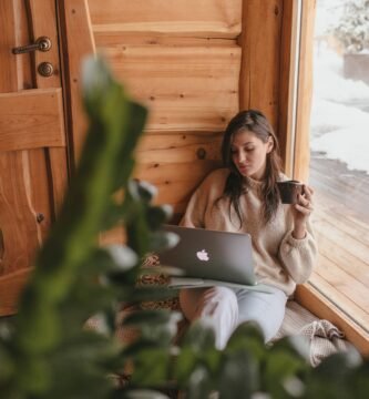 Mujer trabajando tranquilamente