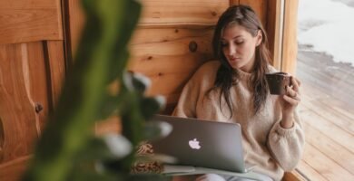 Mujer trabajando tranquilamente