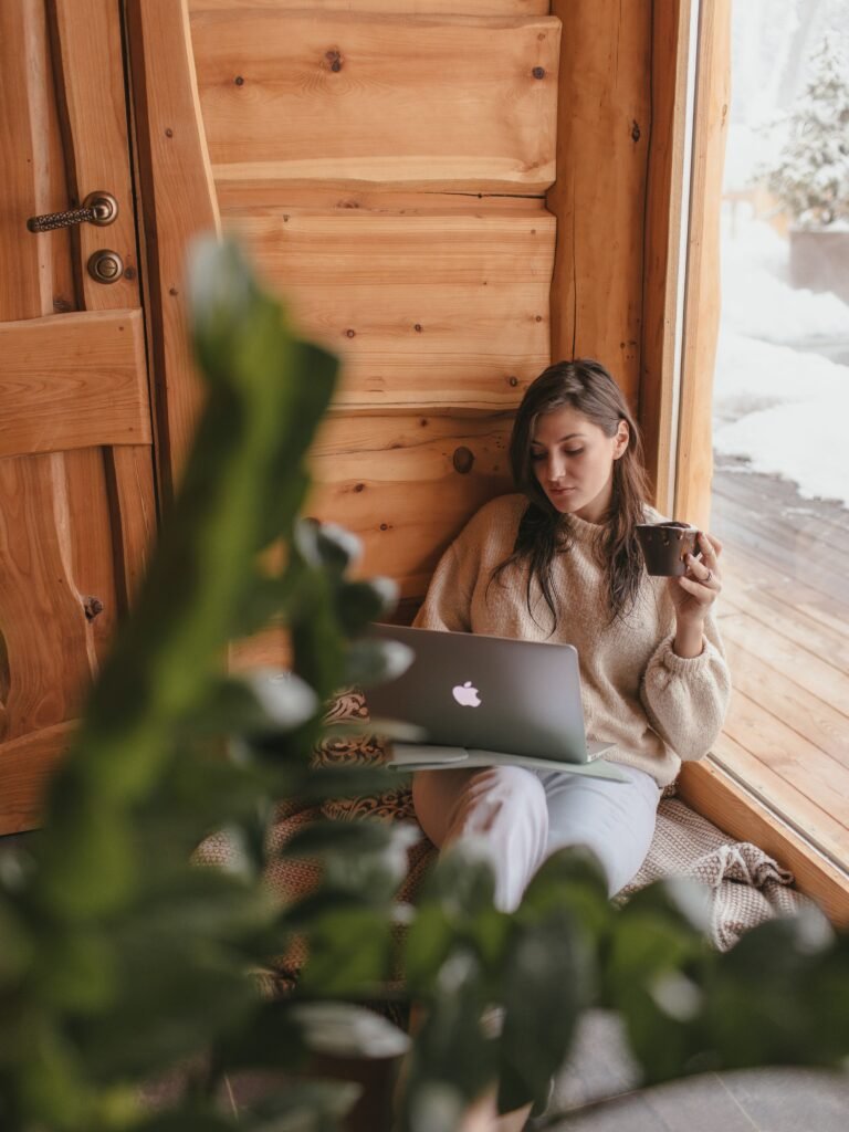 Mujer trabajando tranquilamente