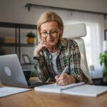 mujer +40 trabajando en su casa