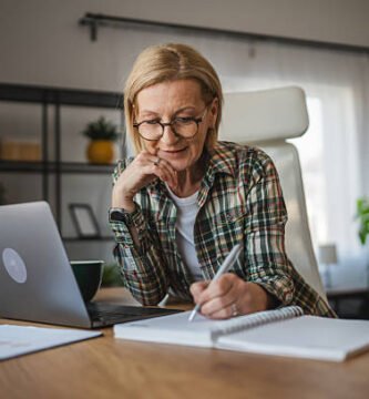 mujer +40 trabajando en su casa