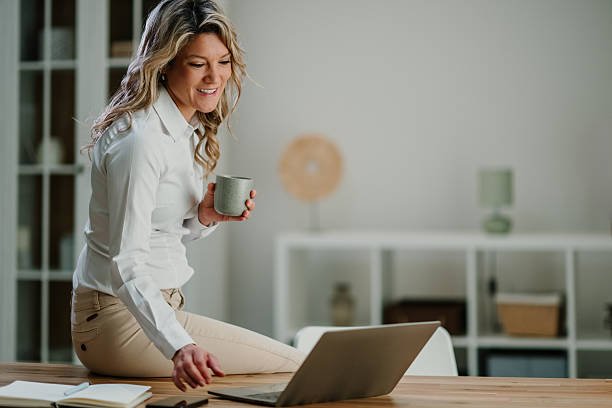 Mujer +40 trabajando desde su casa reinventandose profesionalmente