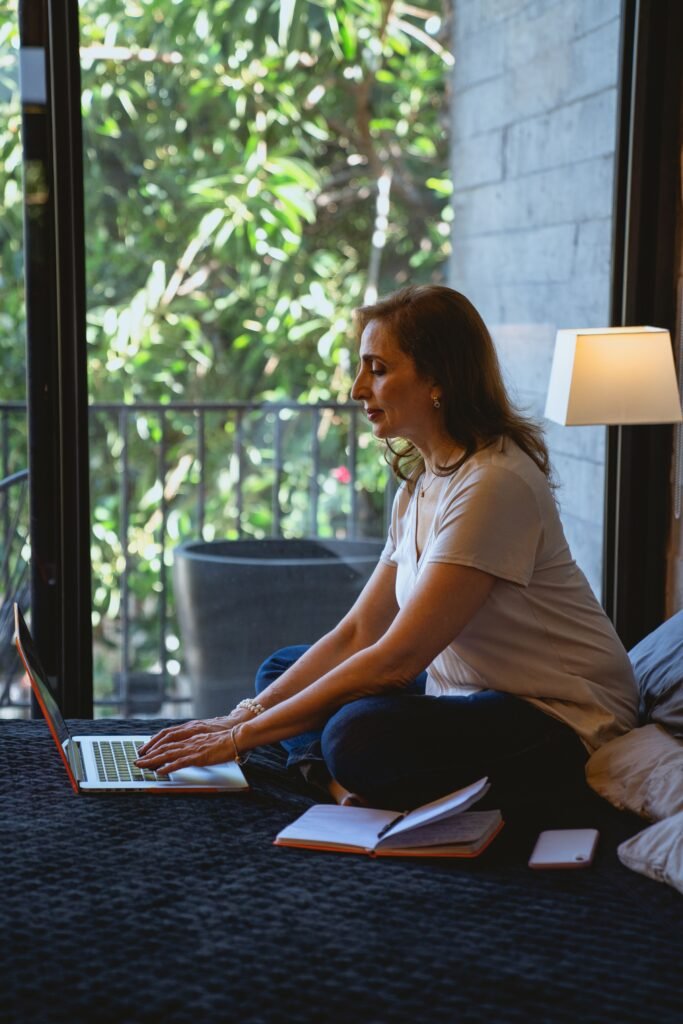 mujer +40 con hijos emprendiendo en su rutina