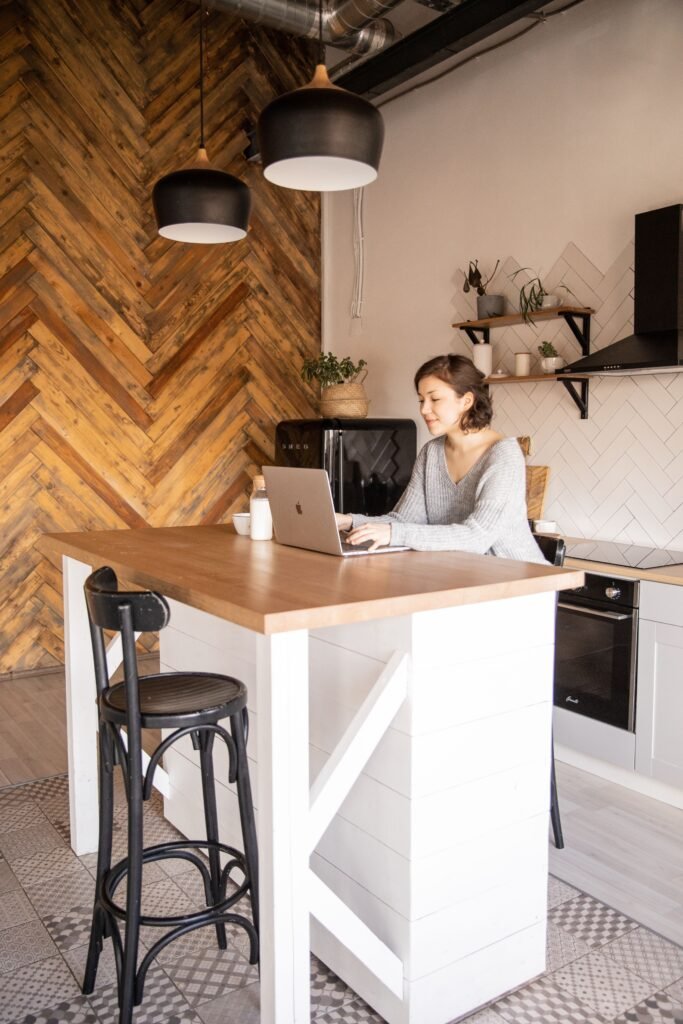 Mujer trabajando online desde casa