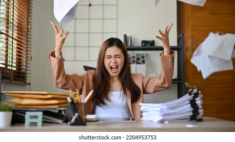 mujer apagando fuego sin distinguir lo importante de lo urgente