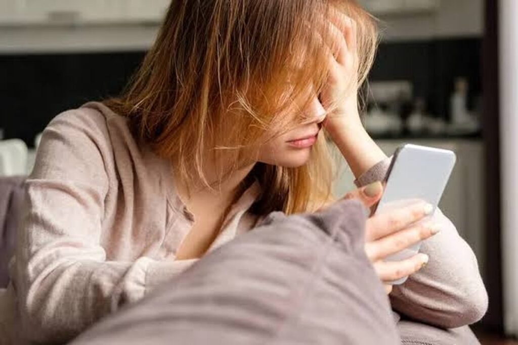 mujer+40 años mirando el móvil sintiendo que no avanza
