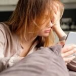 mujer+40 años mirando el móvil sintiendo que no avanza