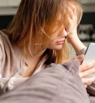 mujer+40 años mirando el móvil sintiendo que no avanza