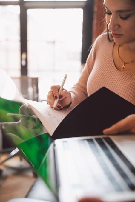 mujer reflexionando de como avanzar sin depender de la motivación