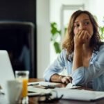 Mujer de más de 40 años esperando resultados de su proyecto digital