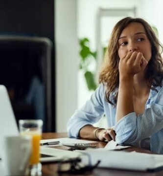 Mujer de más de 40 años esperando resultados de su proyecto digital