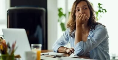 Mujer de más de 40 años esperando resultados de su proyecto digital