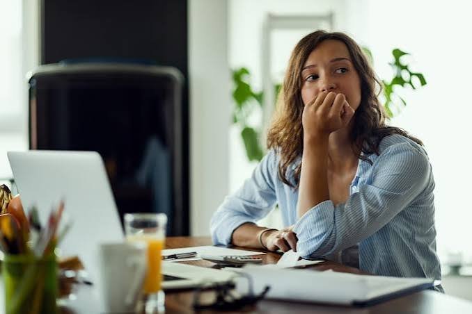 Mujer de más de 40 años esperando resultados de su proyecto digital