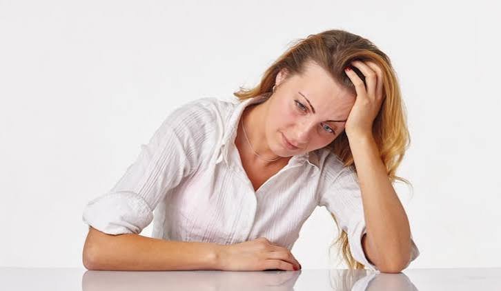 mujer agotada sin avanzar en su reinvención profesional