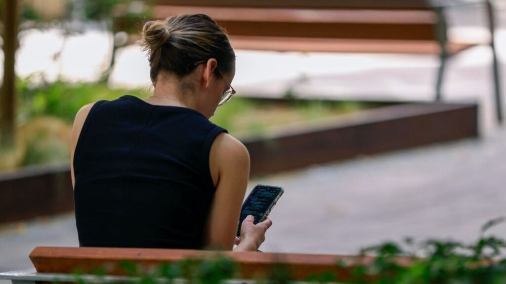 mujer reflexionando sobre su libertad laboral