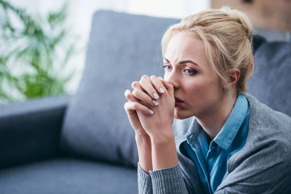mujer con miedo a haberse equivocado de camino en su reinvención