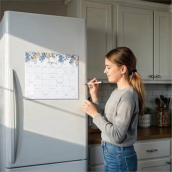 mujer aliviada mirando calendario compartido