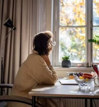 mujer de 40 años agotada pensando no tengo tiempo para mí
