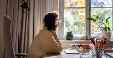 mujer de 40 años agotada pensando no tengo tiempo para mí