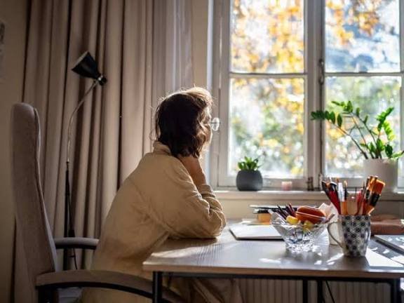 mujer de 40 años agotada pensando no tengo tiempo para mí