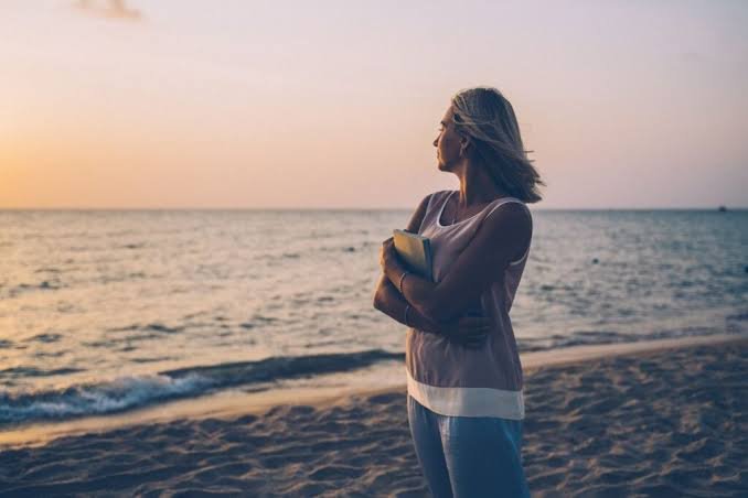 mujer tranquila reflexionando, priorizarse no es egoísmo