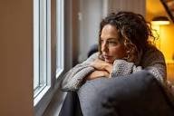 mujer reflexiva, la fe no es optimismo ciego sino acción sin garantías