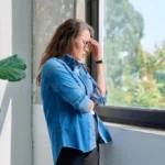 mujer de 40 años agotada de vivir para los demás y no para sí misma