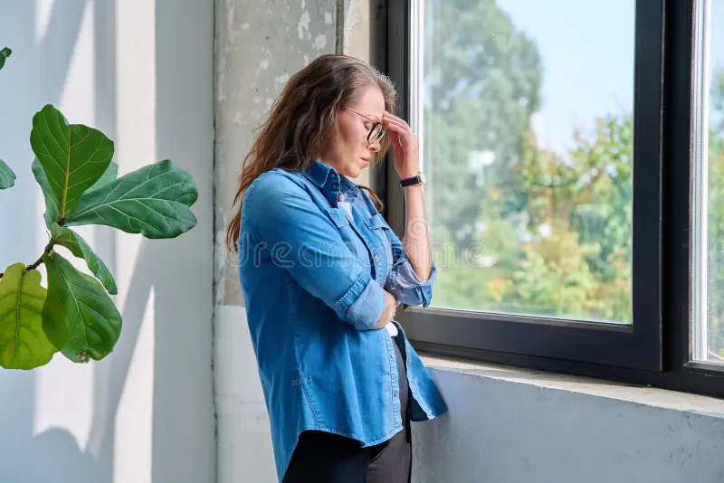 mujer de 40 años agotada de vivir para los demás y no para sí misma