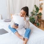 mujer 40 años saturada mirando el movil