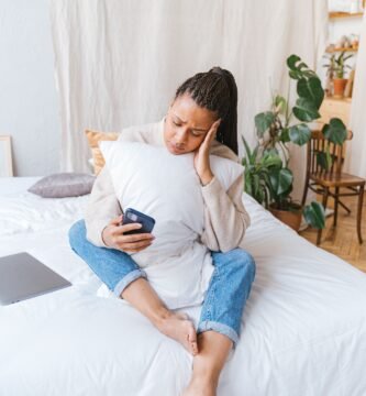mujer 40 años saturada mirando el movil