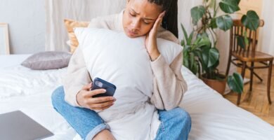 mujer 40 años saturada mirando el movil